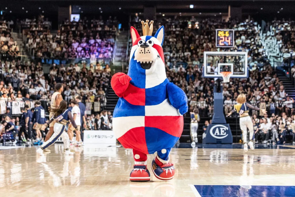 東京GB沖縄プレシーズンマッチに琉球キングスのマスコット・ゴーディーが始球式登場！