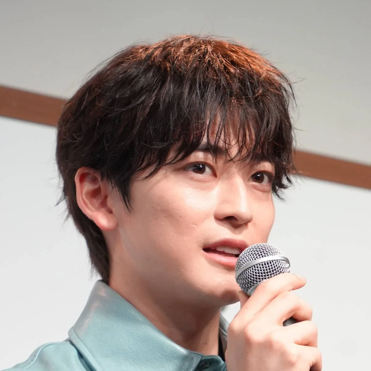 高橋文哉、徹子の部屋で「顔小さい」騒然！手で顔がすっぽり隠れる奇跡のバランス