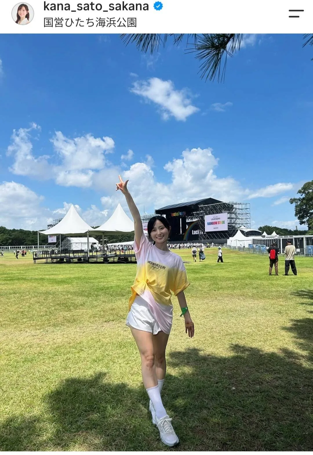 佐藤佳奈アナ、レインボー池田と結婚後初フェス！美脚ショーパン＆左手薬指キラリに「幸せオーラ全開」
