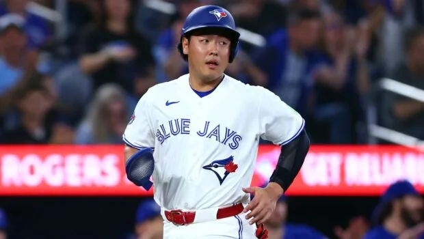 岡本和真が自打球の影響吹き飛ばす激走！ スプリンガー犠飛で本塁生還、ブルージェイズ3連勝
