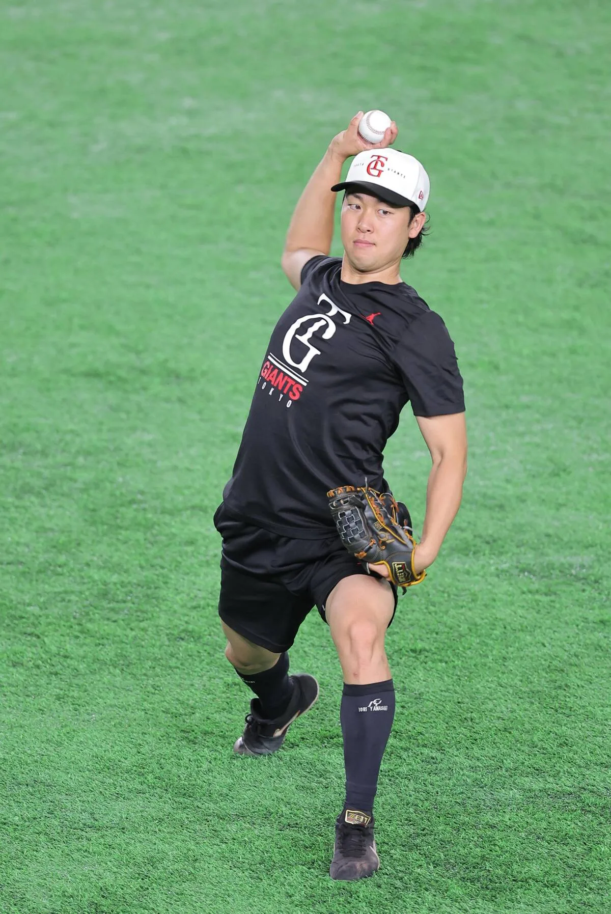 巨人・山崎伊織が“爆肩”炸裂！外野守備練習で見せた圧巻の強肩