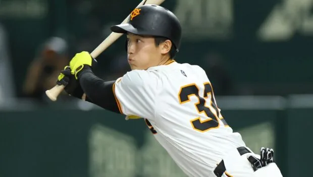 巨人・浦田俊輔が地面スレスレの超美技！ 快足と守備範囲でチーム救う