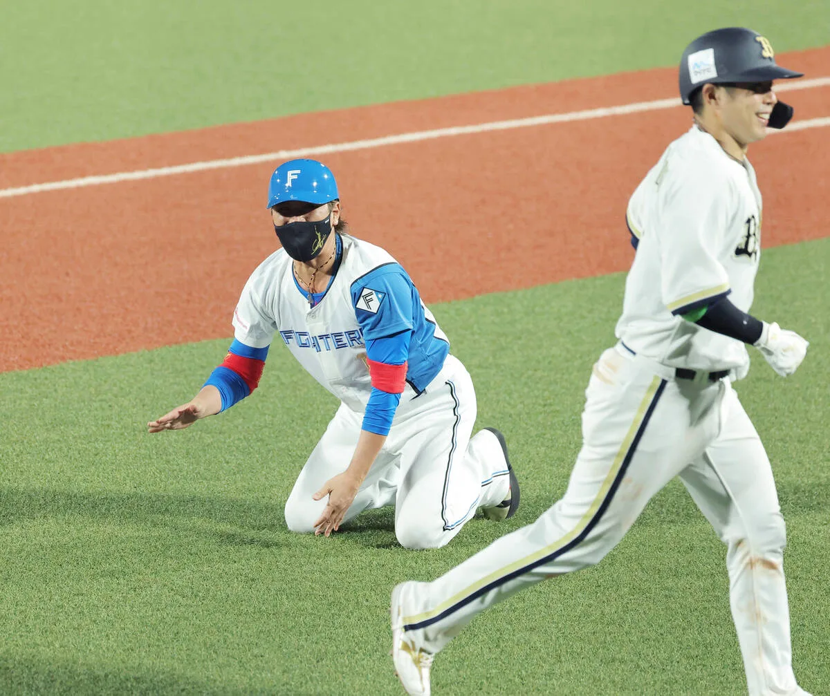 【球宴】オリックス・若月健矢が本盗成功！新庄監督がヘッドスライディングで祝福