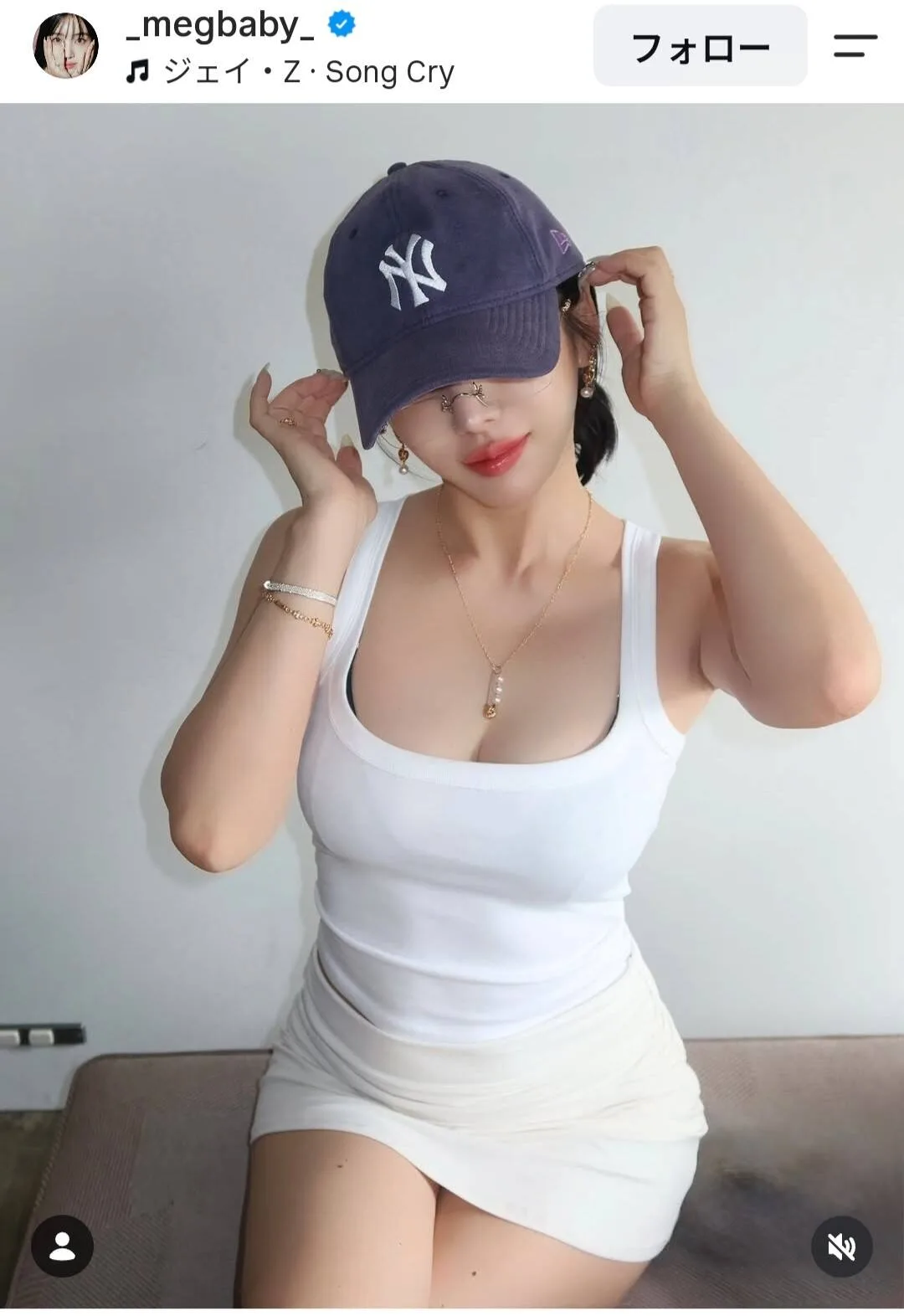 43歳MEGBABY、白タンクトップ＆超ミニで夏満喫「元テニス部」衝撃告白