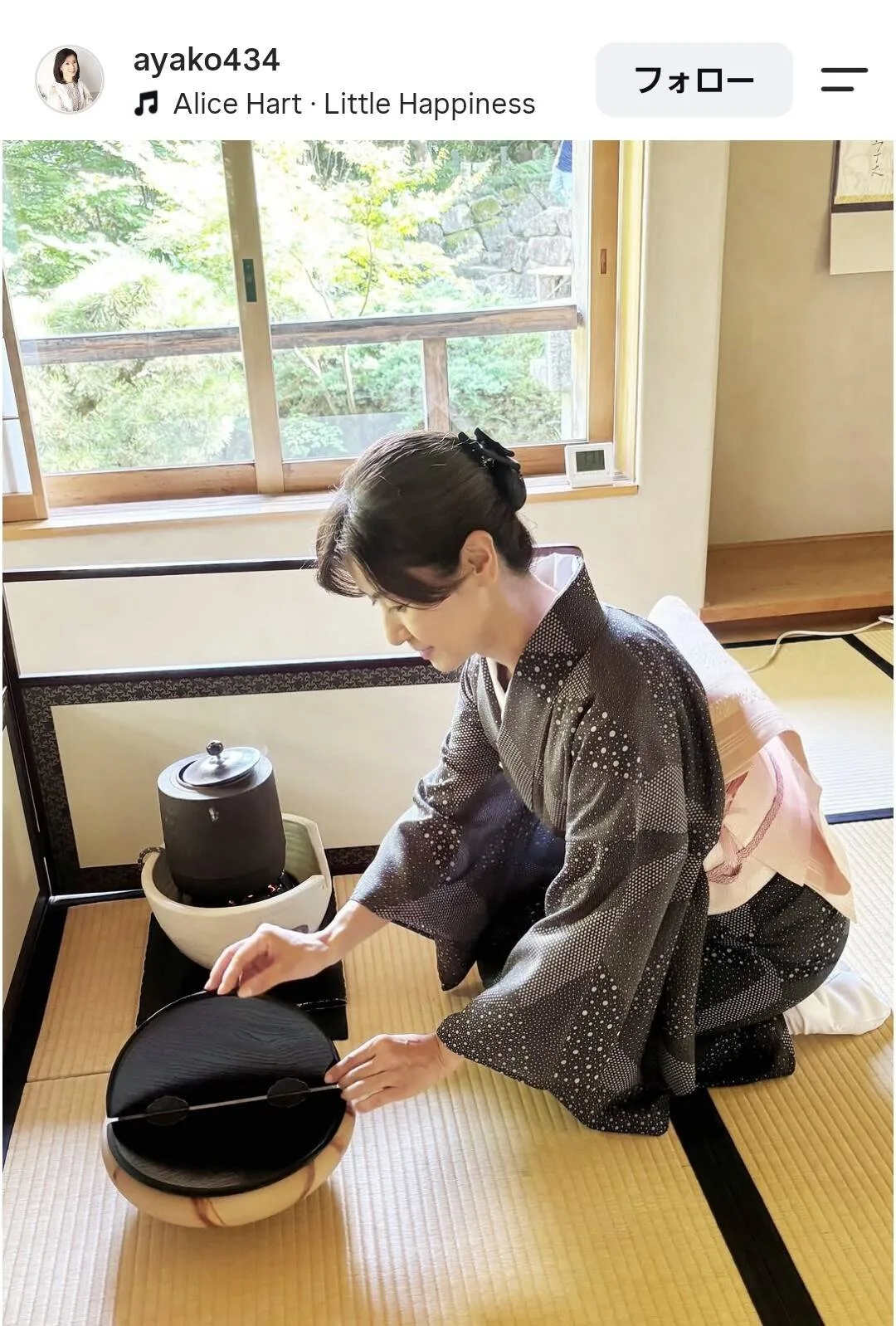 小林綾子、涼しげ着物でお茶のお稽古「かなりいい脳トレ」と熱弁