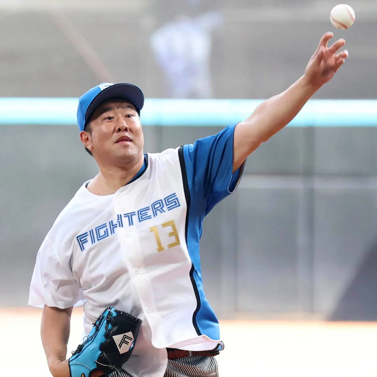 安村「全裸ポーズ」＆バッテリィズ・エース124キロど真ん中！日本ハム戦前に吉本芸人大集結