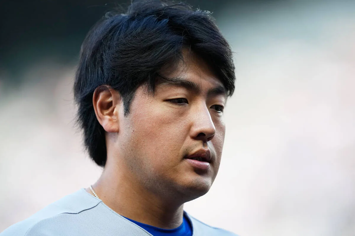岡本和真、左膝打撲でまたもスタメン変更…指揮官「体の状態を常に話し合っている」